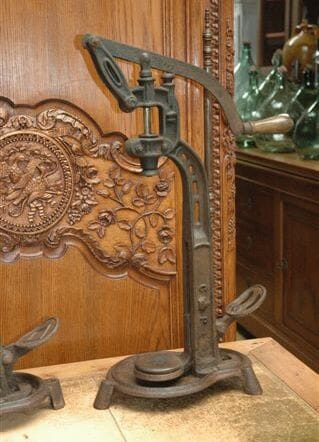 Turn of the century wine cork bottling machine - Boucheuse